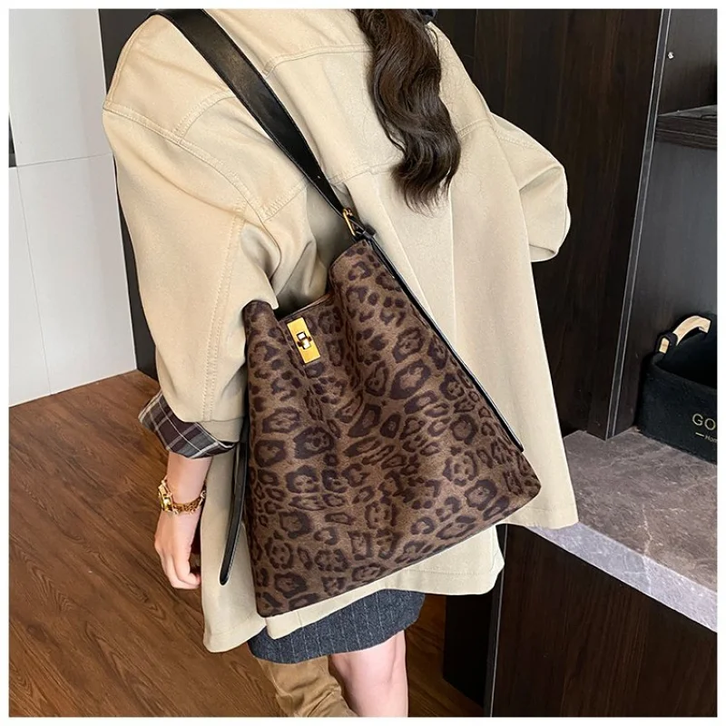 

Женская сумка через плечо из кожи с рисунком звезды и кипр. Модный легкий, мягкий, повседневный вид.