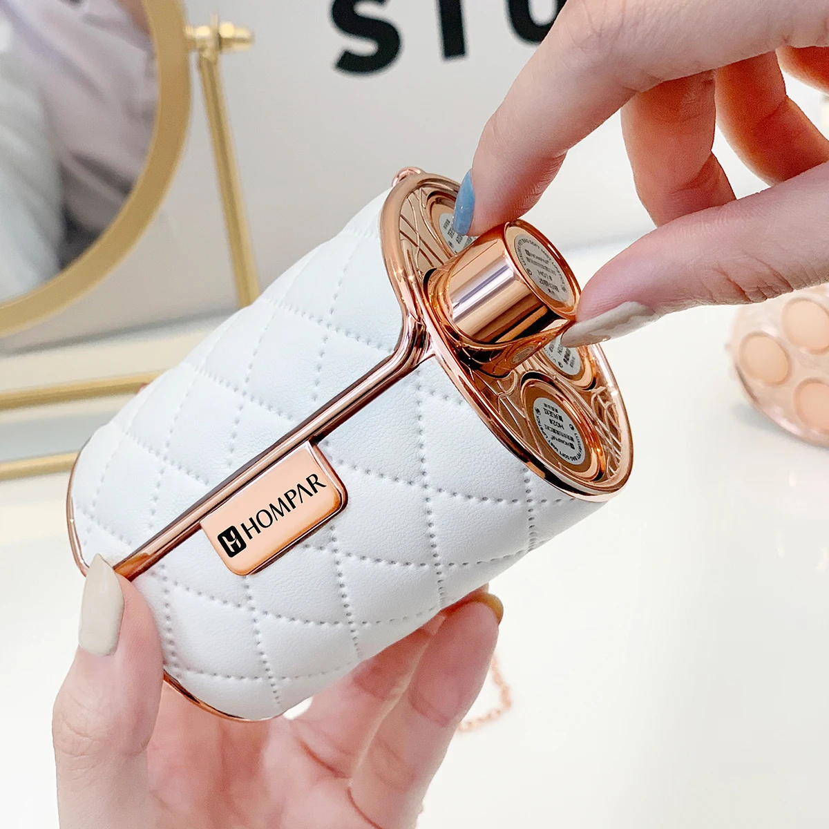 Eine Geschenkbox mit 4 Lippenstiften, antihaftbeschichteten Körbchen, hochwertige Kosmetika von bekannten Marken für Mädchen, 4 Farben, Geburtstagsgeschenk, Weihnachten