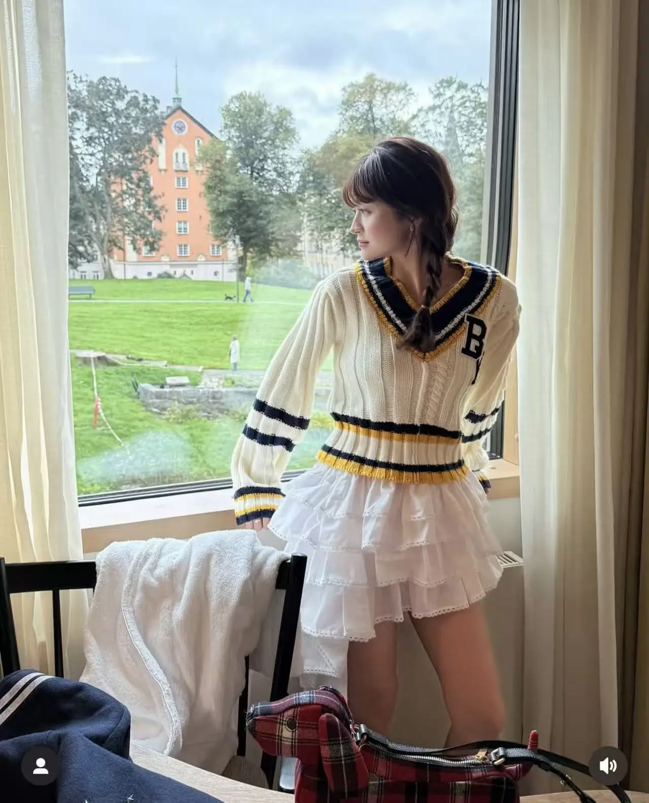 تنورة قصيرة غير منتظمة على الطراز الياباني لعام 2025 لربيع وخريف المرأة بخصر مطاطي من الدانتيل تنورة كعكة على شكل حرف v سترة يومية للسيدات