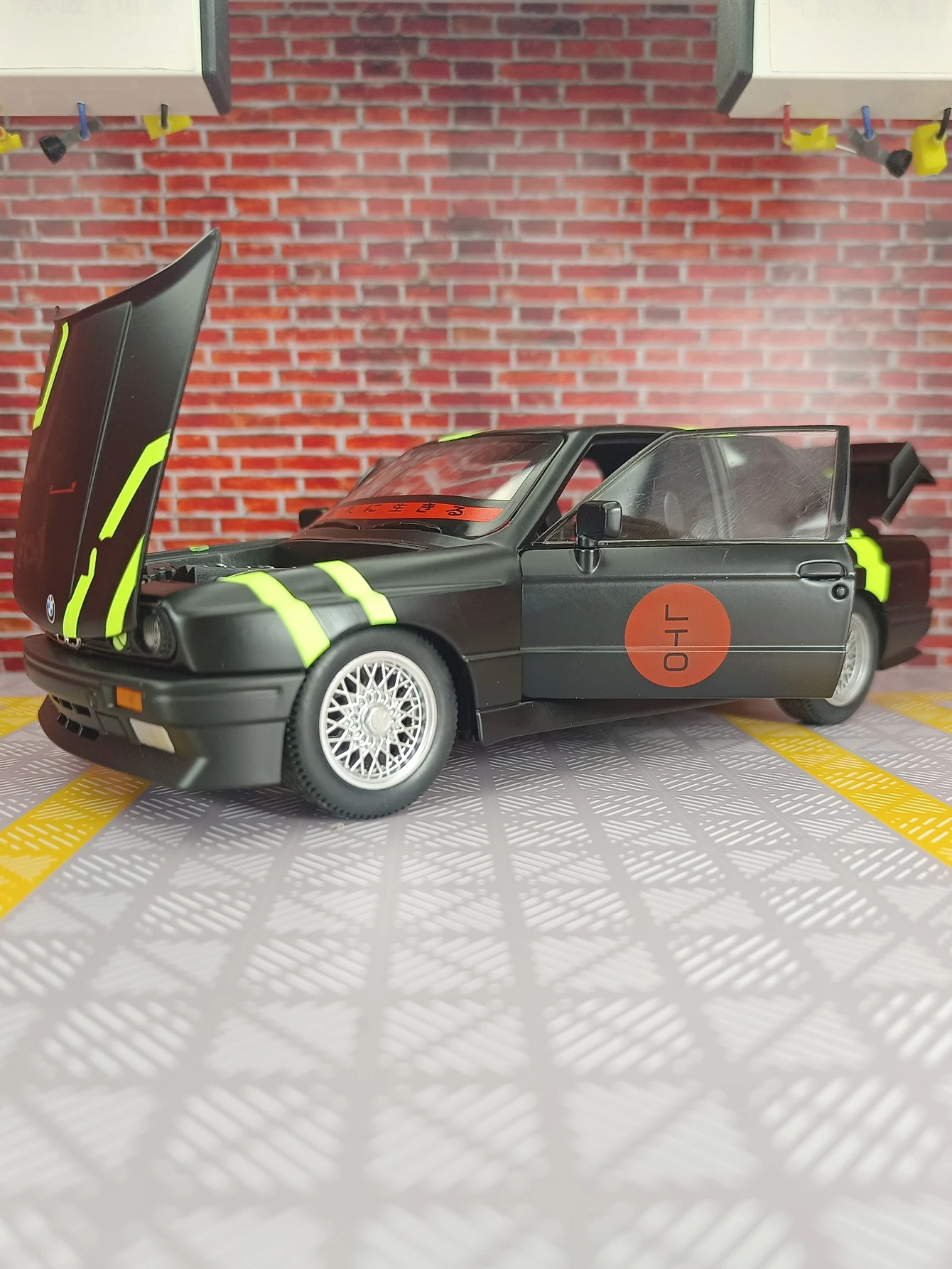 1:24 BMW M3E30 1988 DTM Super Car Legierungsmodell Sound und Licht Pull-Back Kinderspielzeugauto Geschenk feine Verarbeitung gute Qualität