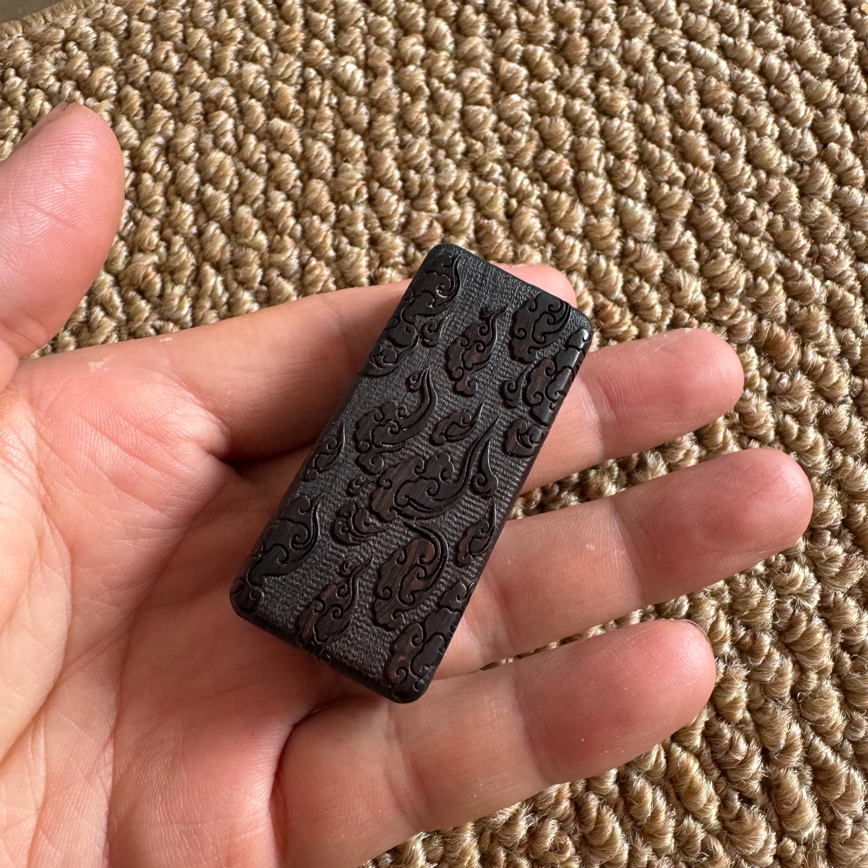 Wooden EDC Push Card Auspicious Cloud Carving Crisp Ding Sound Hand Play Ornament Portable Black Tech Fingertip Stress