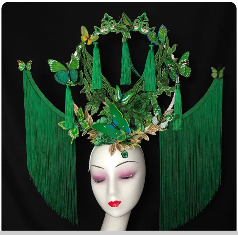 modele-piste-vert-gland-scene-personnalite-exageree-foret-femme-chapeaux