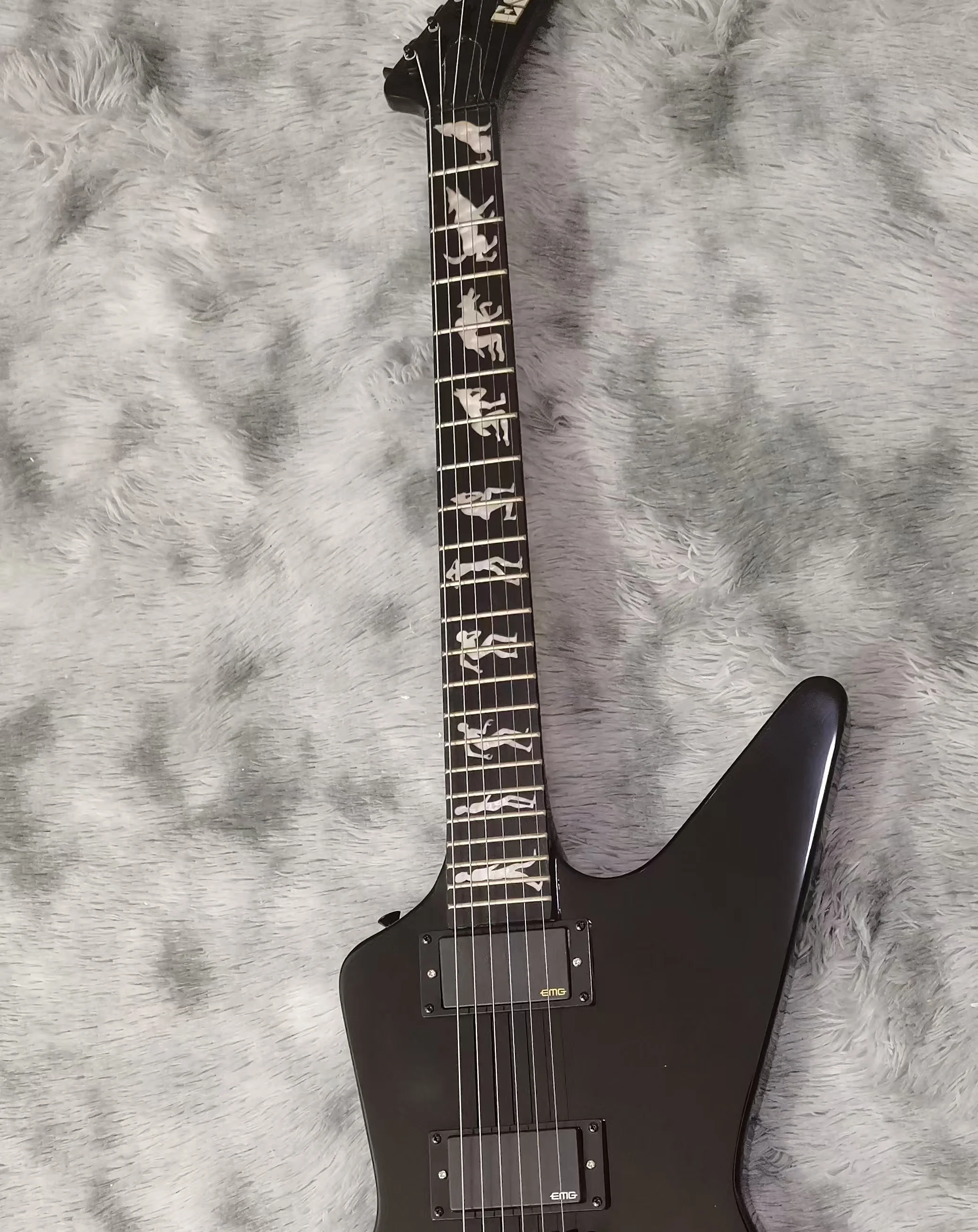 6-string electric guitar, rosewood fingerboard, black paint, black parts, free shipping