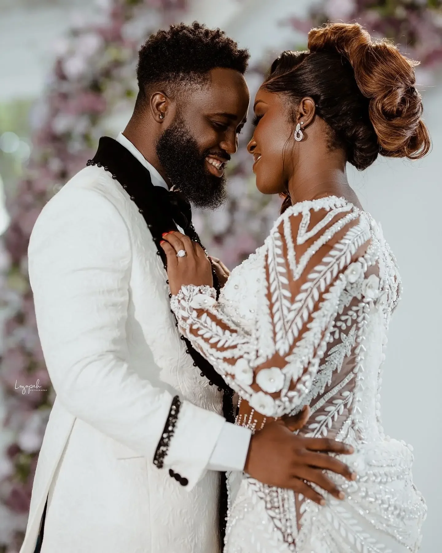 カスタムメイドのアラビア風プラスサイズ、白いマーメイドラインのウェディングドレス、レースとパールをあしらったフルスリーブのブライダルガウン