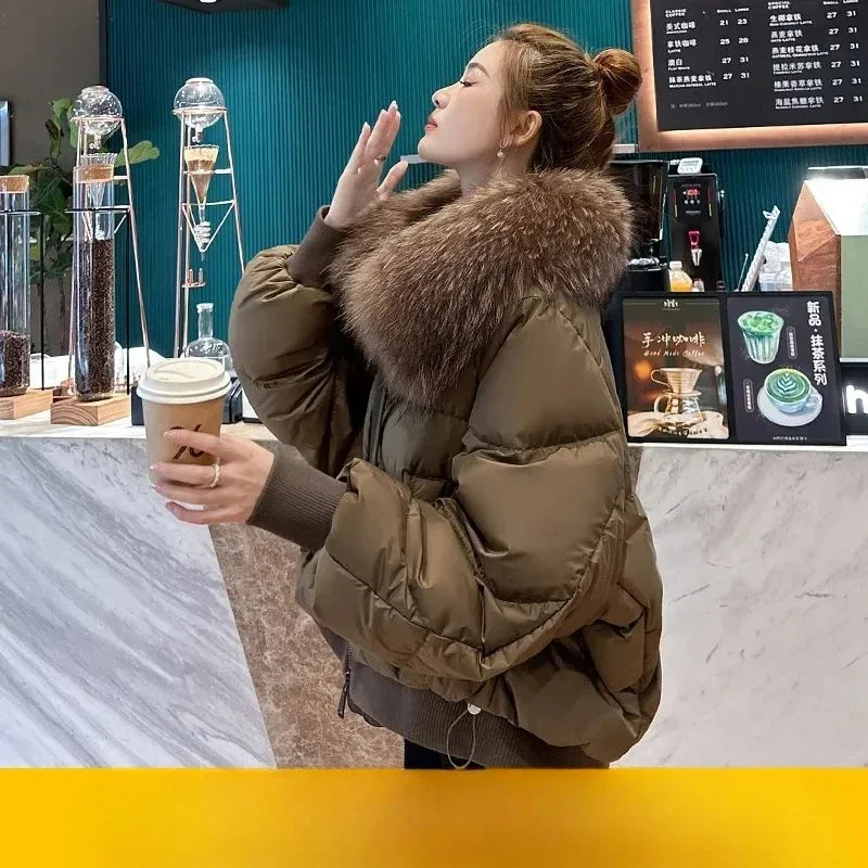 Chaqueta de plumón con cuello de piel auténtica de mapache grande para mujer, ropa corta de invierno, chaqueta de plumón de pato blanco extranjero pequeña a la moda