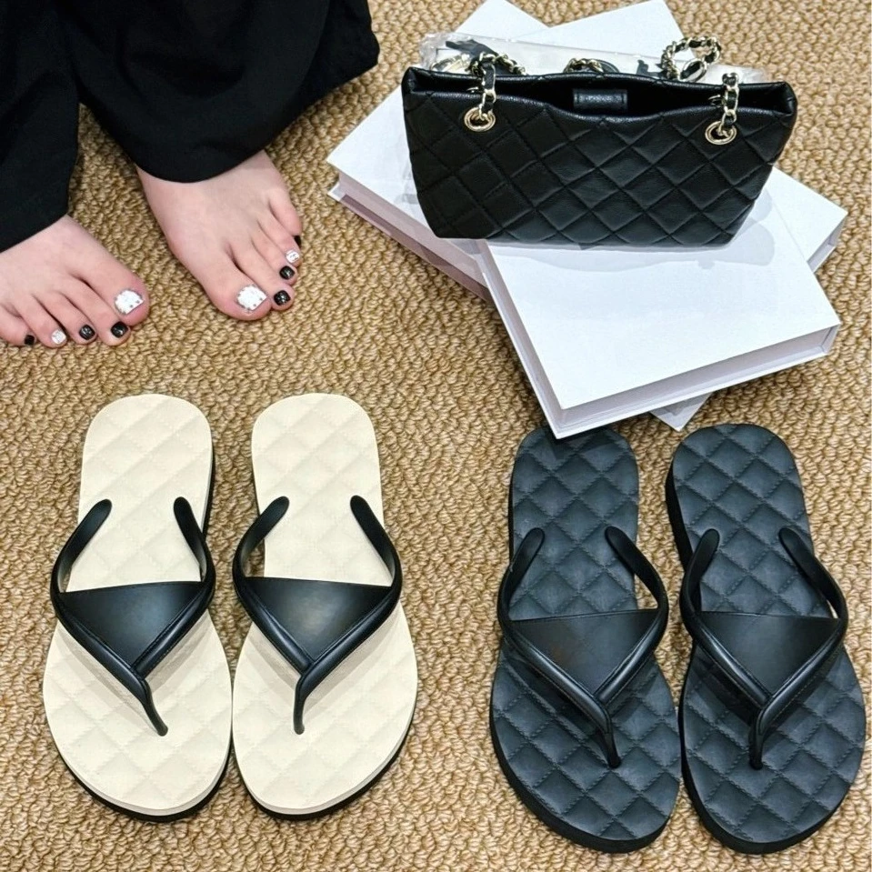 

2026 Summer New Black Gold Metal Studded Rubber Sole Thong Sandals Thick Platform Non-Slip Flip Flops Casual Outdoor Beach Shoes