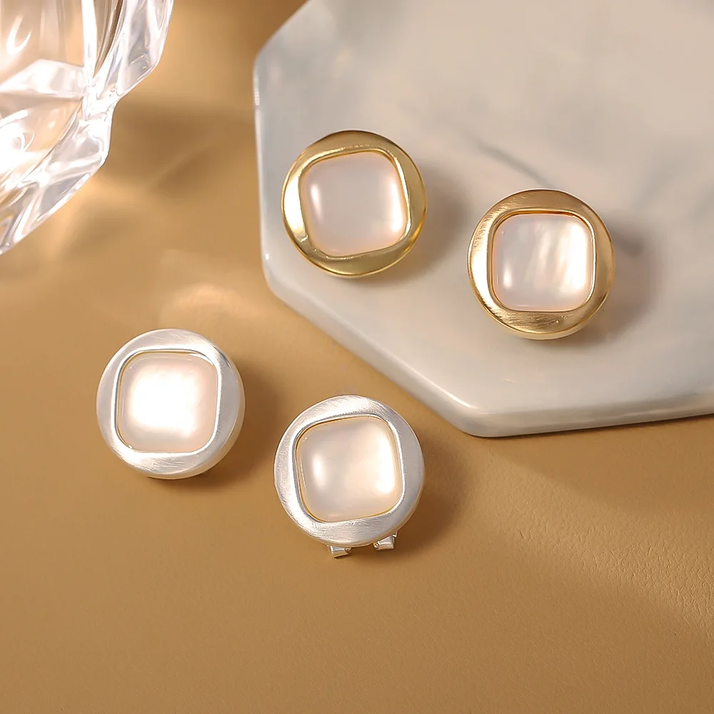 

Fashionable and exquisite brushed metal natural shell earrings, feminine niche, light luxury, high-end and versatile earrings