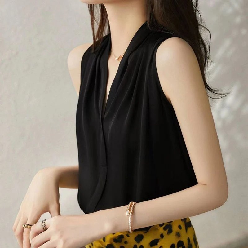 French Style Elegant Temperament Halter V-neck All-match Sleeveless Shirt Summer New Fashionable Casual Original Design Lady Top