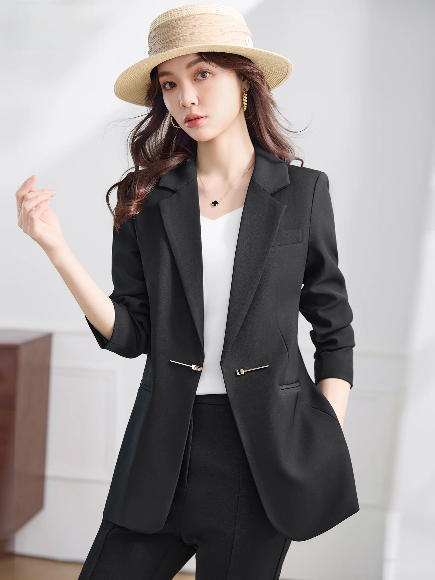 

Женский деловой костюм Ele Bla: пиджак для офиса, профессиональный и повседневный образ, высокое качество, полиэстер, длинный рукав