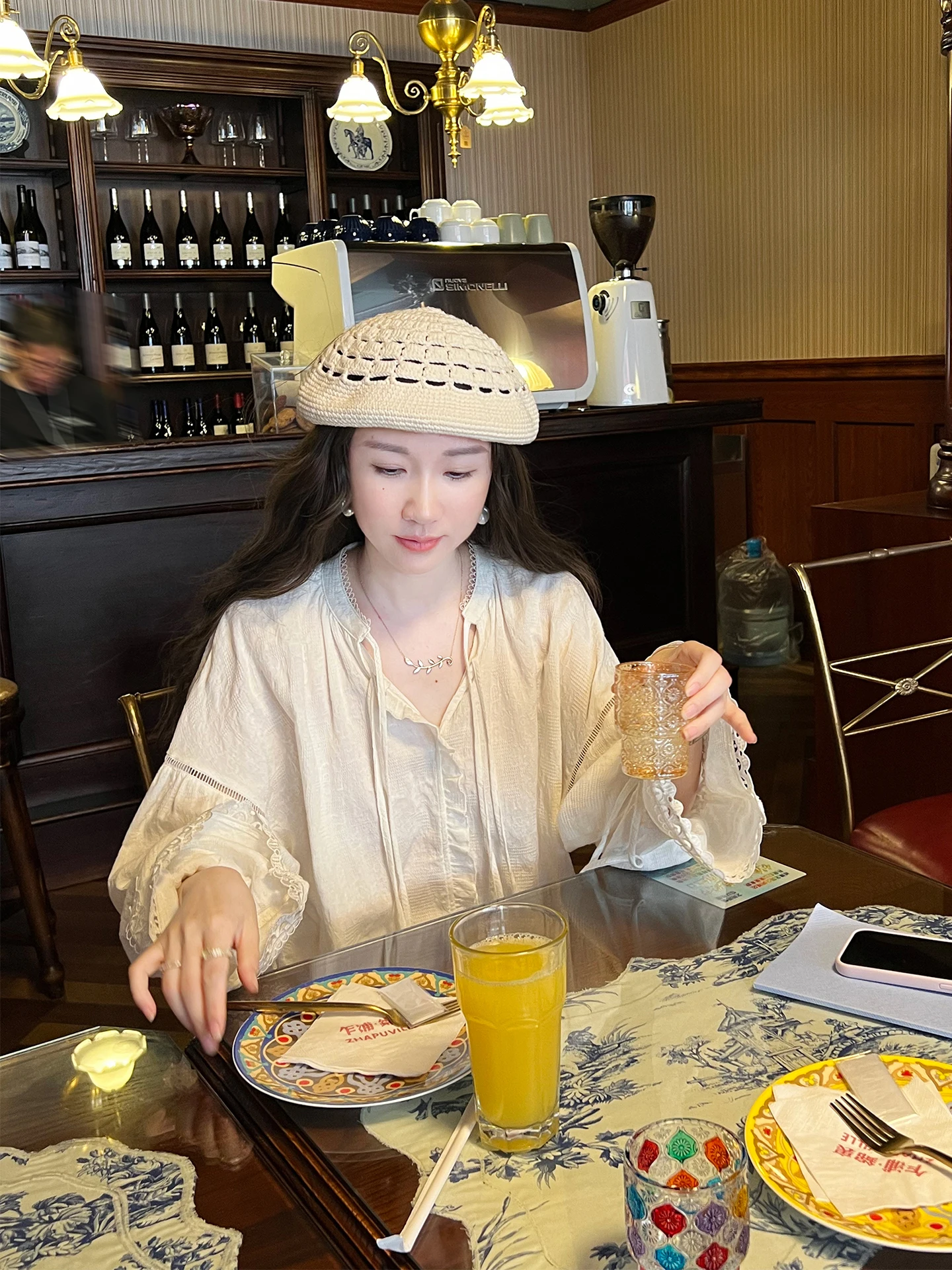 

Женская повседневная блузка Luminosidad с кружевной отделкой, свободного кроя, с длинными рукавами, белая, с лоскутным дизайном, из смесового хлопка, удобная