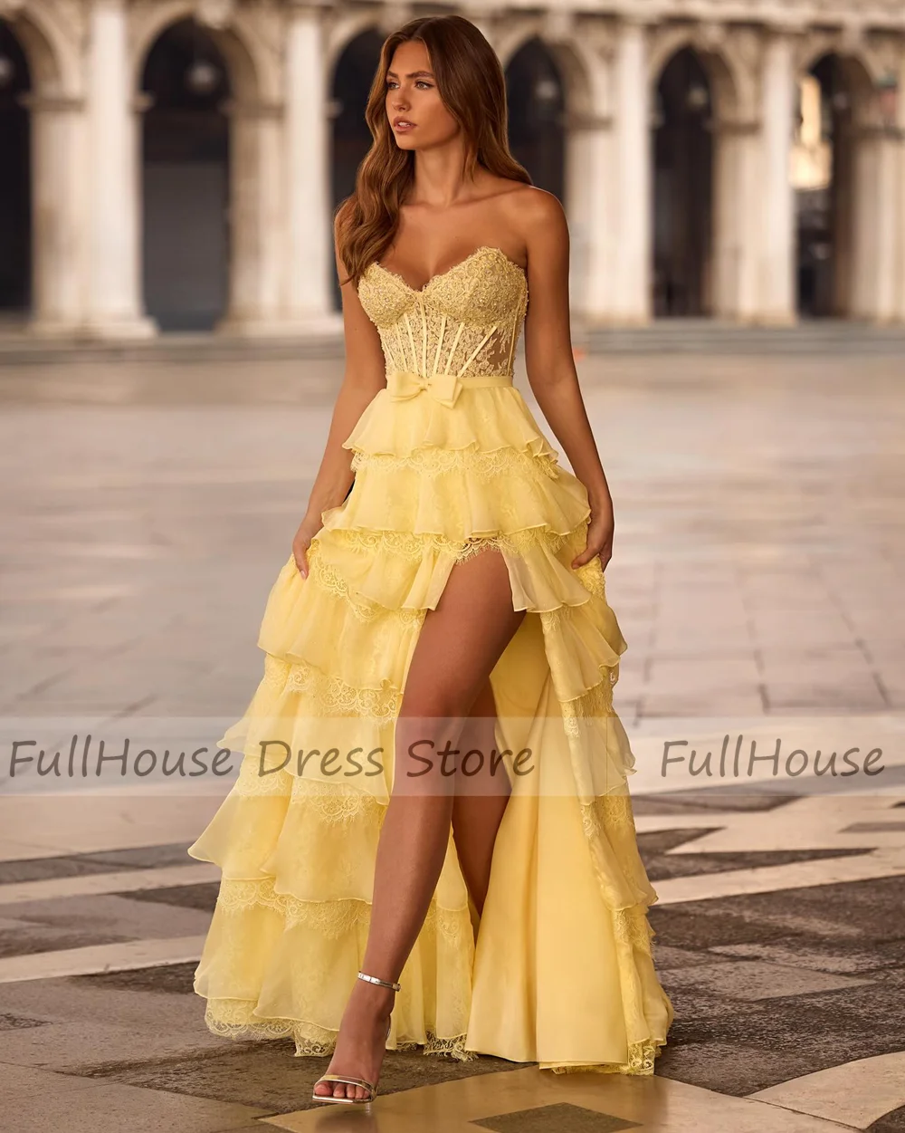 Gaun Prom dengan Kerah Sweetheart yang Menawan, Berbahan Lace Berlipit dan Berhias Manik-manik, Model A-line Bertingkat dengan Ruffle, Belahan Samping, dan Tali di Belakang dengan Ekor.