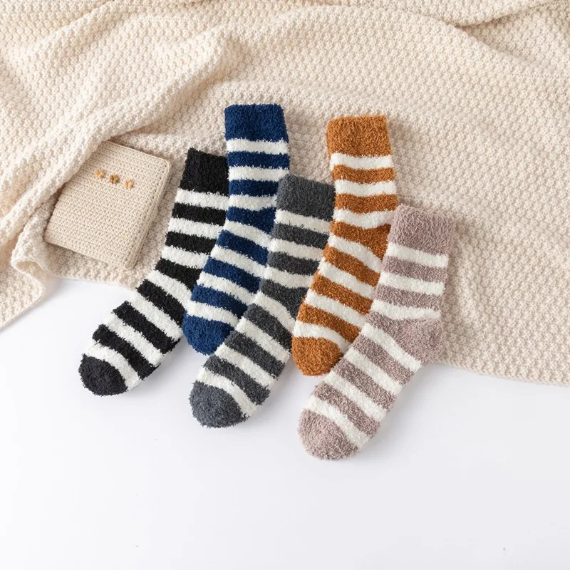 5 Pasang Kaos Kaki Pria Ukuran Besar Bergaris Anti Rontok Bahan Coral Velvet Tebal untuk Musim Dingin, Kaos Kaki Setengah Betis untuk Bersantai di Rumah, Kaos Kaki Hangat