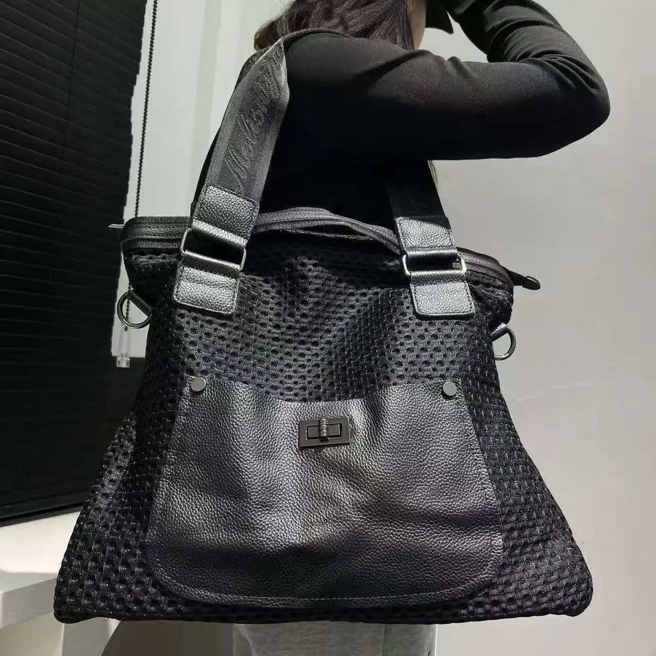 

Модная и простая женская сумка большой вместимости 2026 года, универсальная, в стиле пэчворк, повседневная сумка через плечо