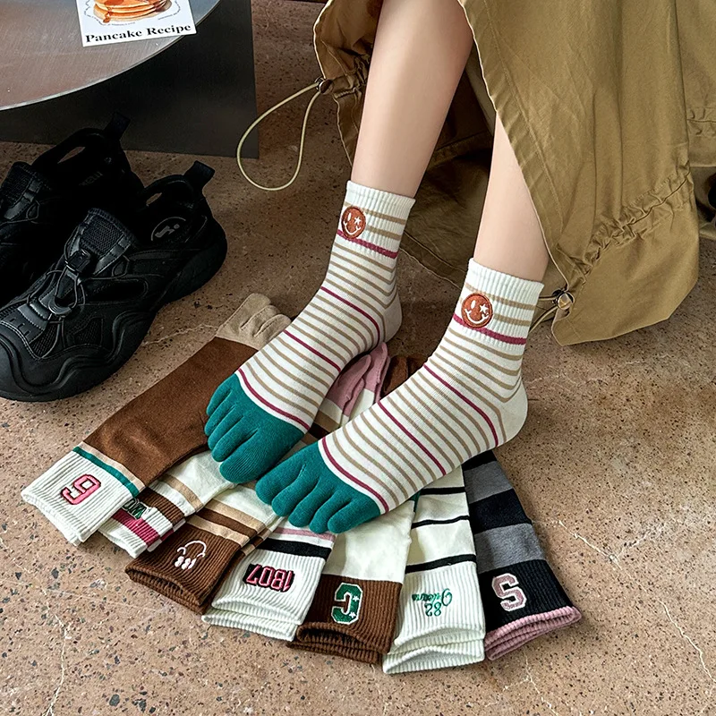 New five-finger ladies breathable sweat-absorbing mid-tube split-toed socks cute cartoon student girl socks