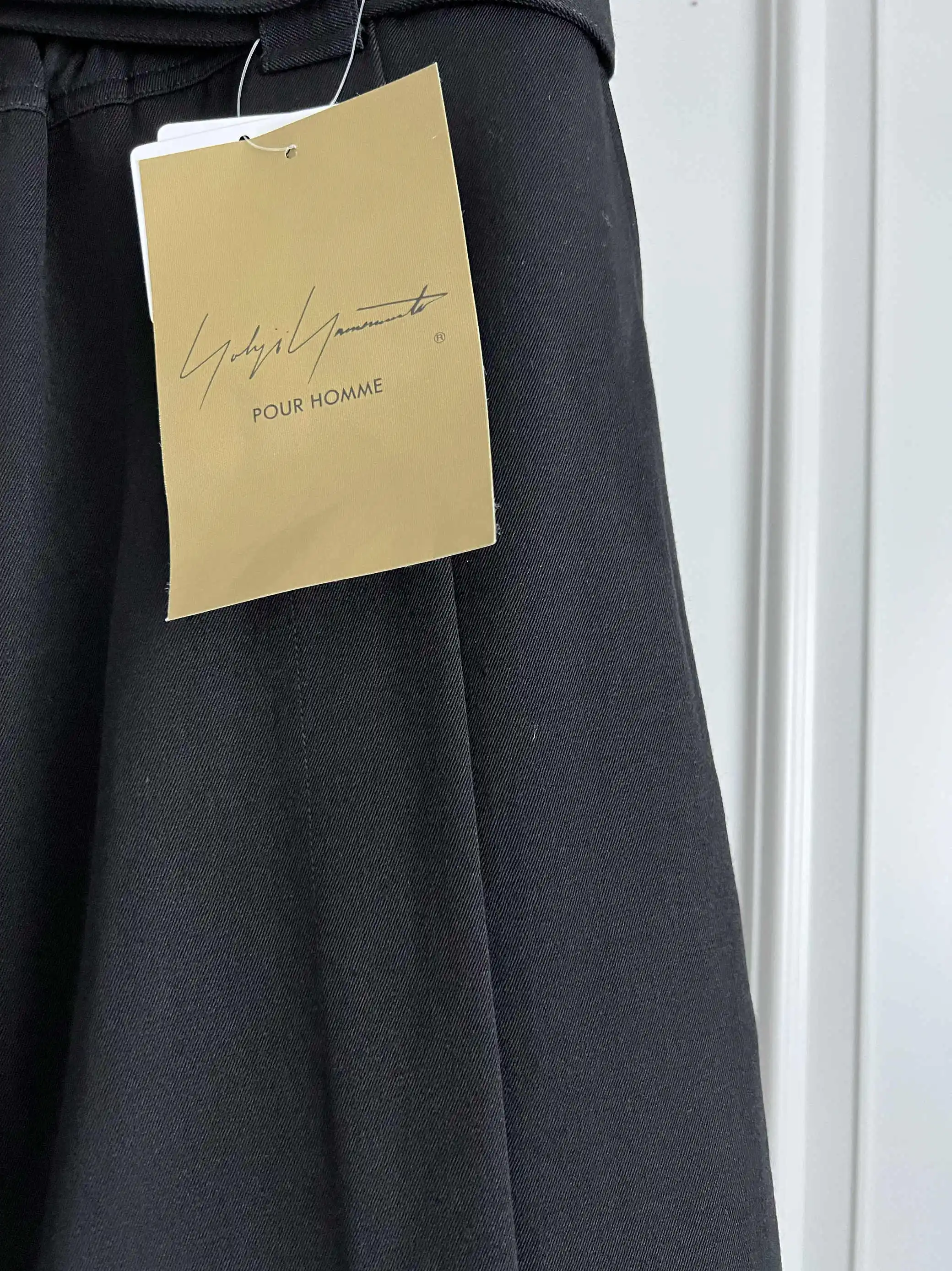 TOP-YAMAMOTO pantalones cortos capri informales negros de diseño original con aberturas grandes y pantalones cortos silueta de corte recto para hombres