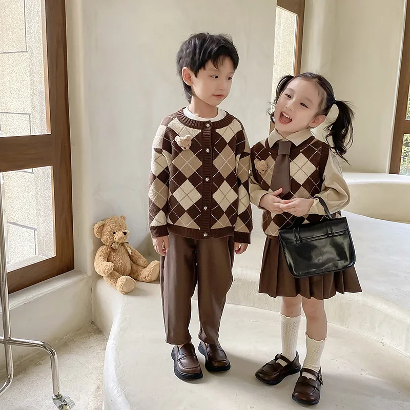 

Fashion Children Boy Girls Matching Clothes Plaid Knitting Sweater Tops Pleated Skirt Pant Bear Outwear Spring Fall Clothing Set