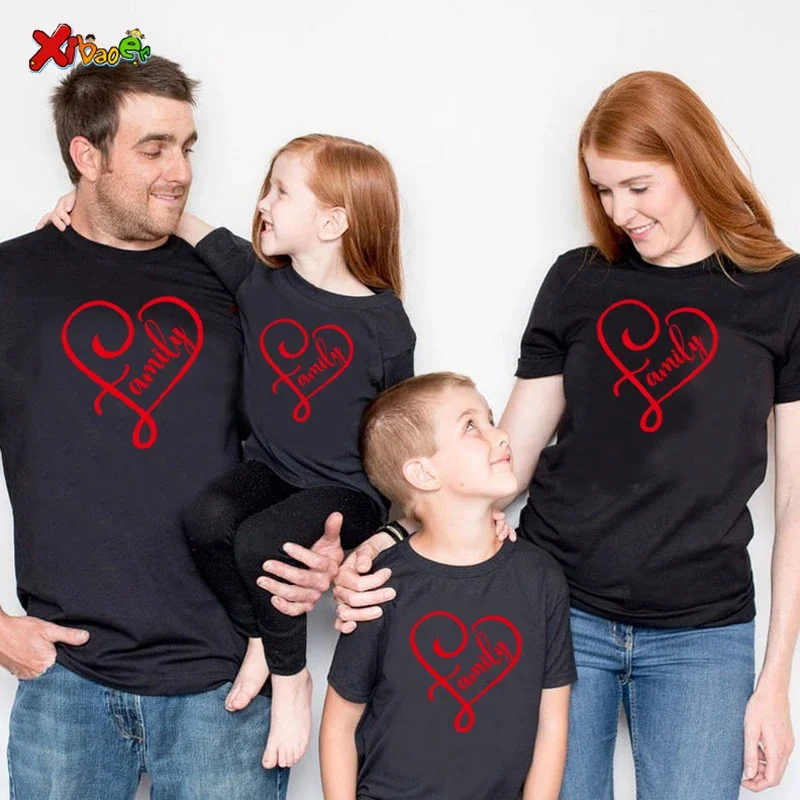 Tenue de famille assortie 2025, vêtements assortis pour la famille, Look de vacances, t-shirts pour père, mère et enfants, tenues de fête, cœur de famille, amour Cool