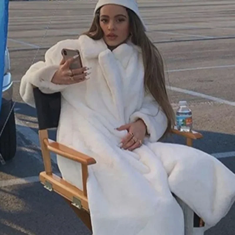 جديد 2025 معطف نسائي للخريف والشتاء من القطيفة السميكة الدافئة للنساء معطف فرو الأرنب المقلد فضفاض وطية صدر السترة أنماط طويلة سترة للتنقل