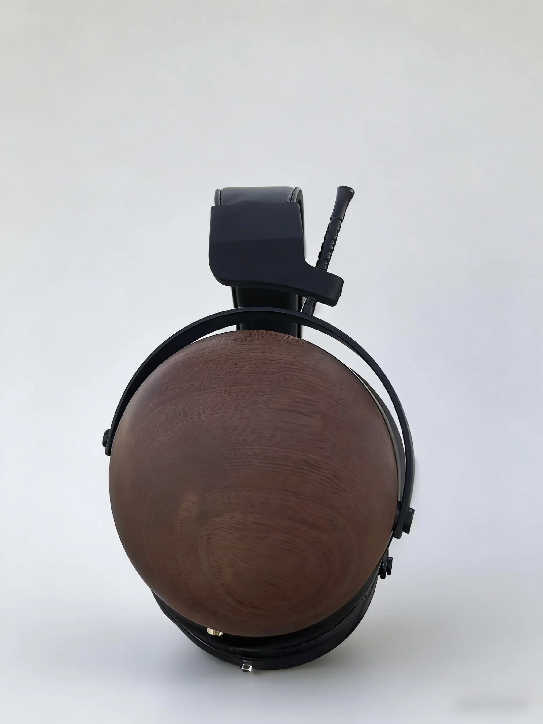 

Closed-back African rosewood headphones, 60mm dual dynamic coil units, outer diameter 105mm, excellent sound quality