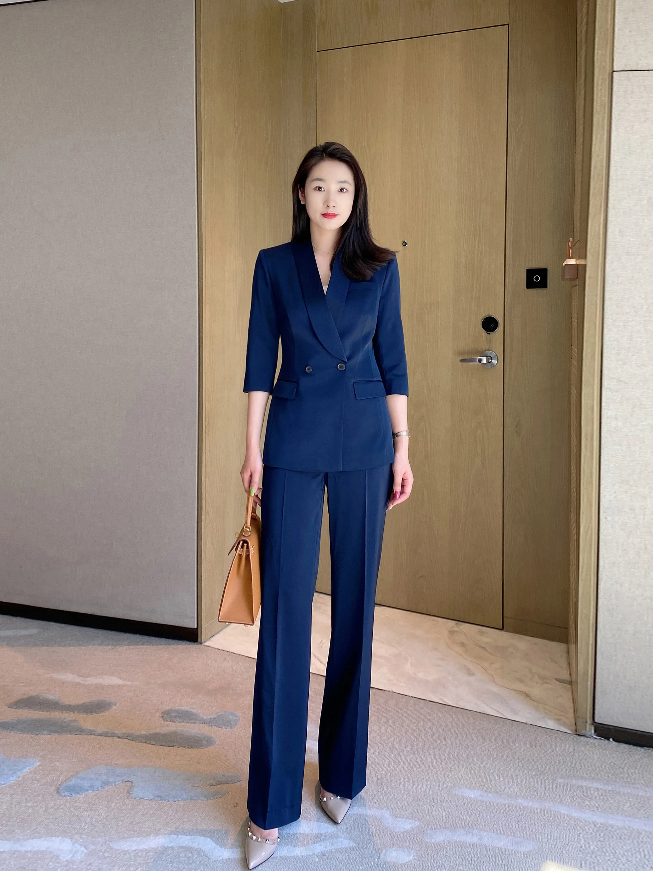 

Летний деловой костюм из ацетатного атласа для женщин: комплект из двух предметов, прямые брюки и топ с рукавом три четверти, для офиса и повседневной носки