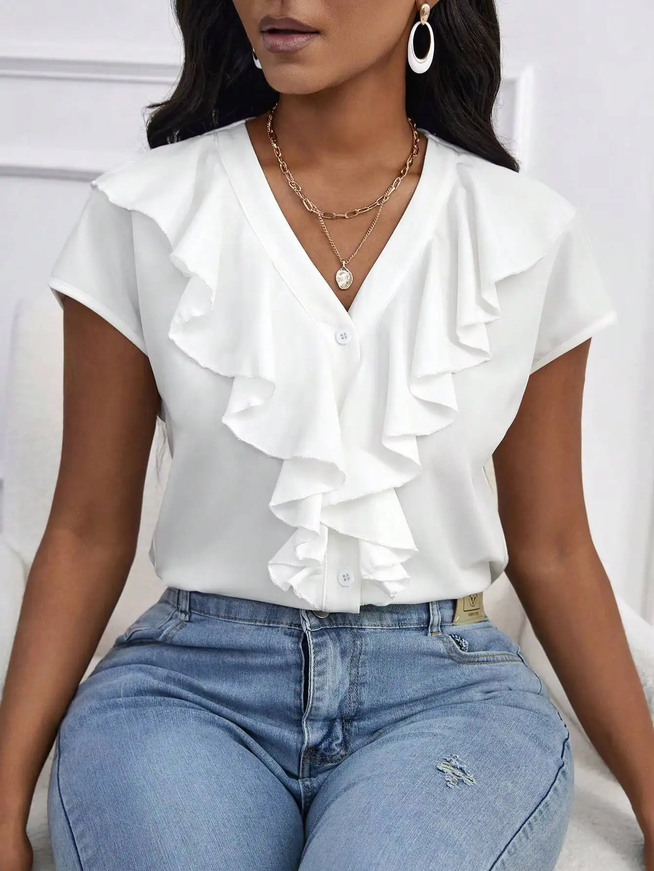 

Женская блузка весна-лето, белая, с V-образным вырезом, коротким рукавом, рюшами и пуговицами спереди, милая, элегантная, повседневная, на каждый день