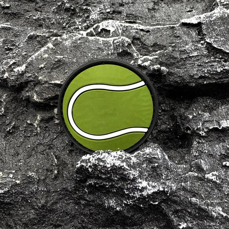 Ein Tennisball-PVC-Patch-Abzeichen mit Klettverschluss und Hakenverschlüssen, geeignet zum Dekorieren von Taschen, Rucksäcken, Westen und Kleidung