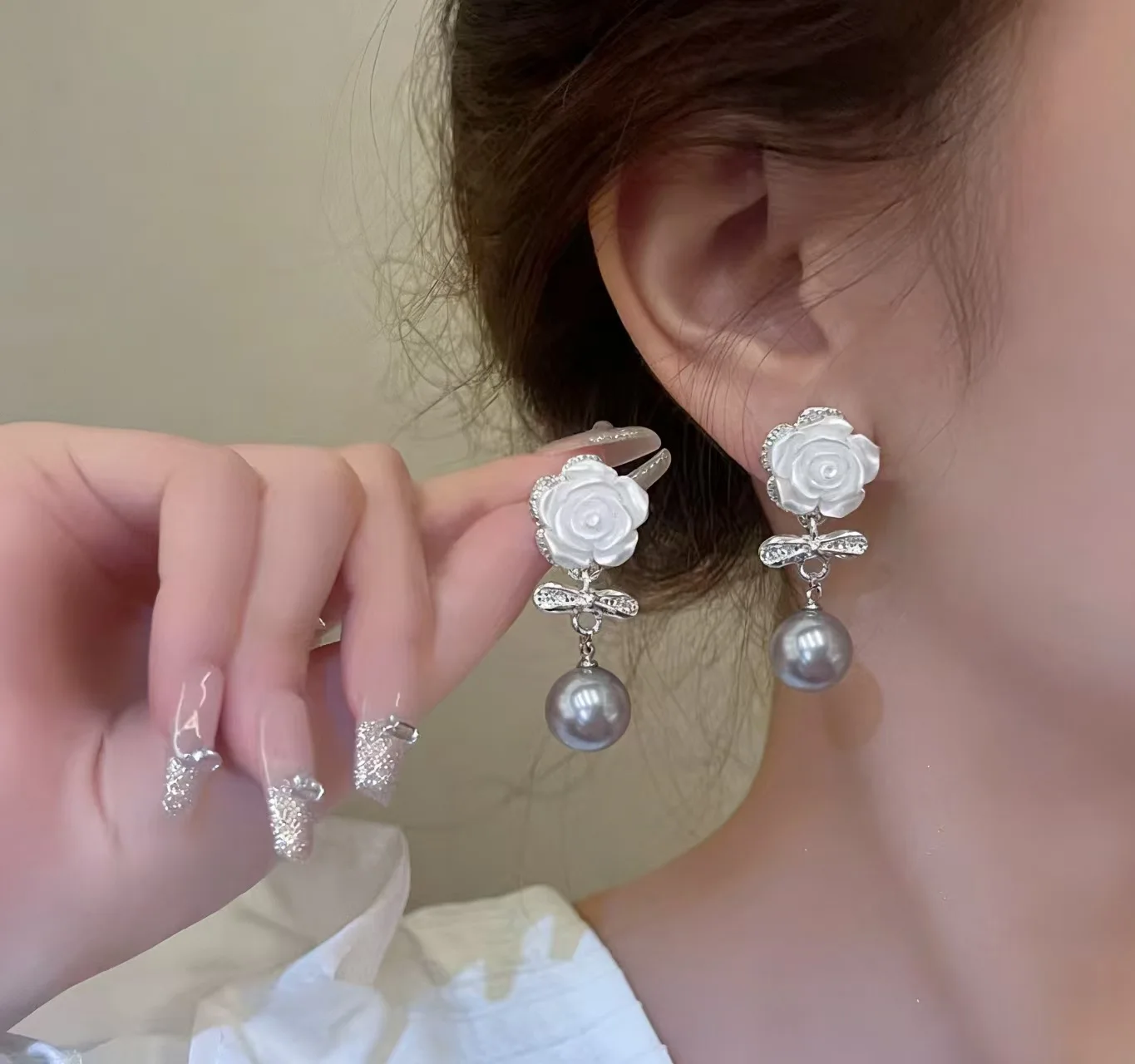 French style  Retro Luxury with a touch of elegance   Personality Subtle design sense  White Flower Spherical Alloy  Earrings