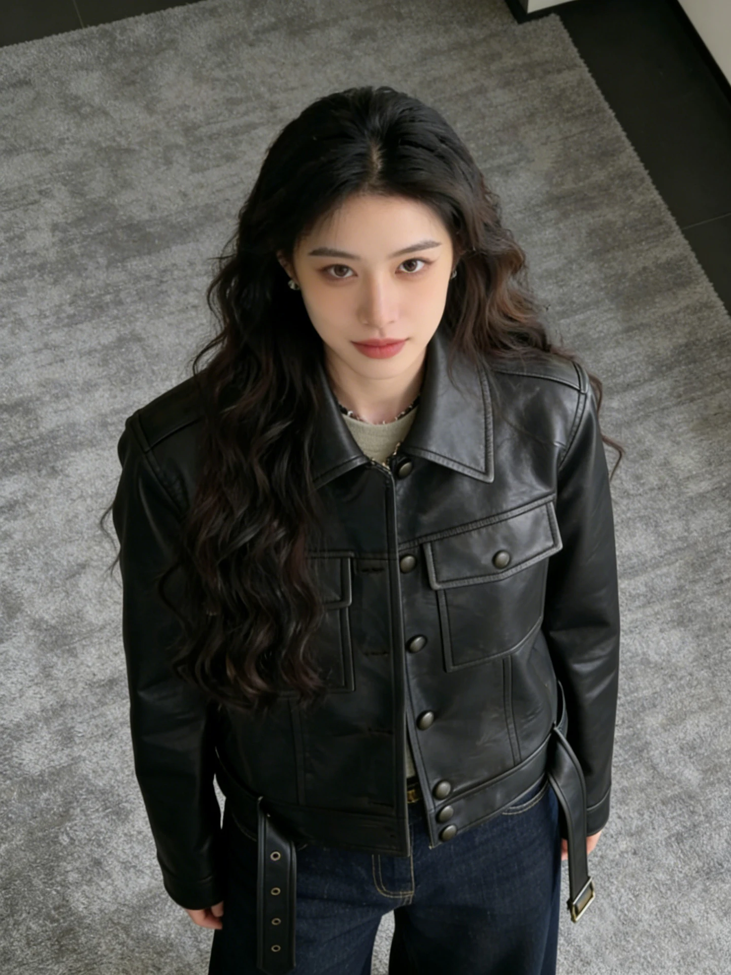 Jaqueta Feminina Retrô Marrom de Couro PU, Nova Coleção Primavera 2026, Casaco Elegante de Caimento Regular com Gola Alta e Fechamento por Botões em Cor Pura