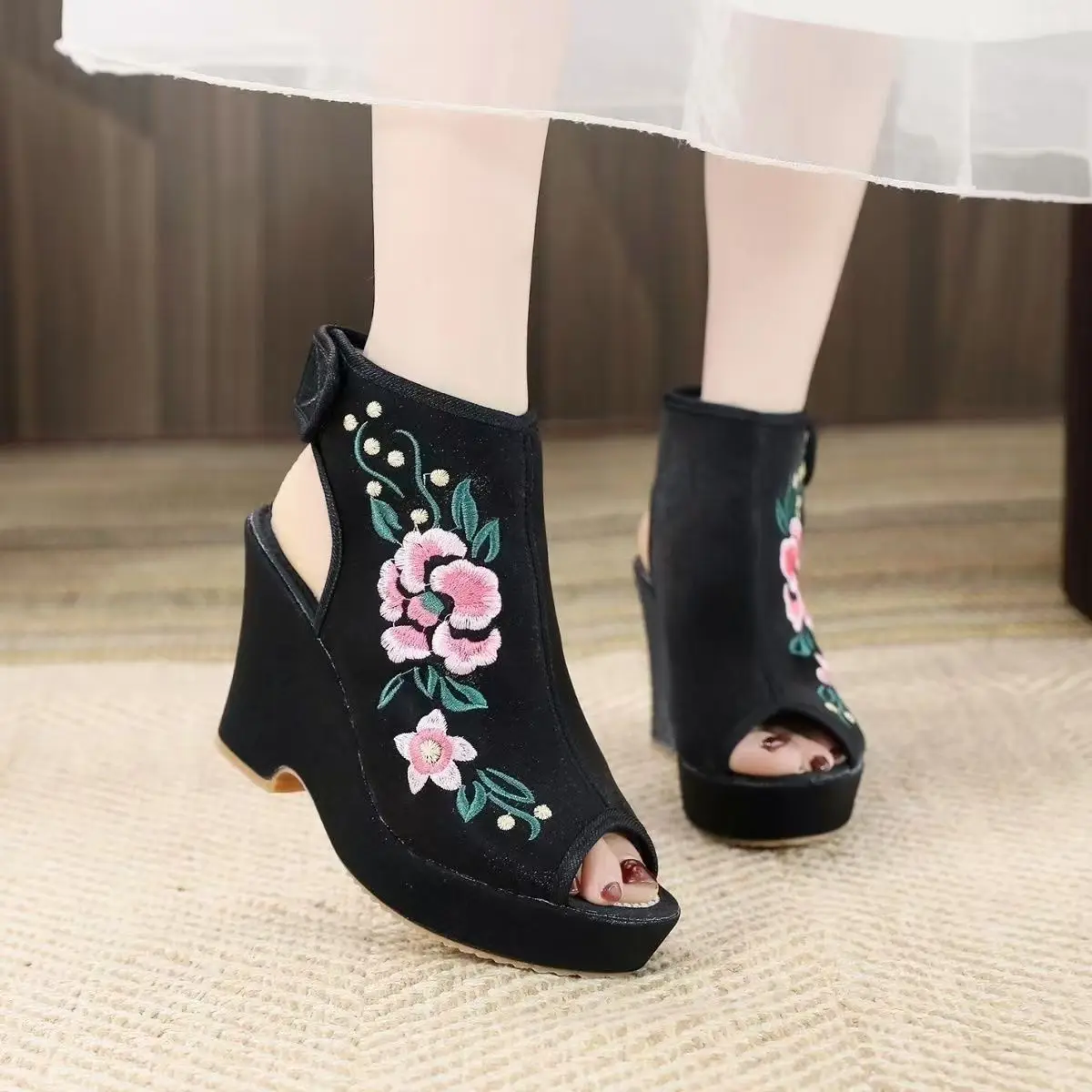 

Женские летние сандалии на танкетке с открытым носком и вышивкой из парусины, толстая подошва, нескользящие сандалии Hanfu на высоком каблуке с липучкой и высоким каблуком в этническом стиле