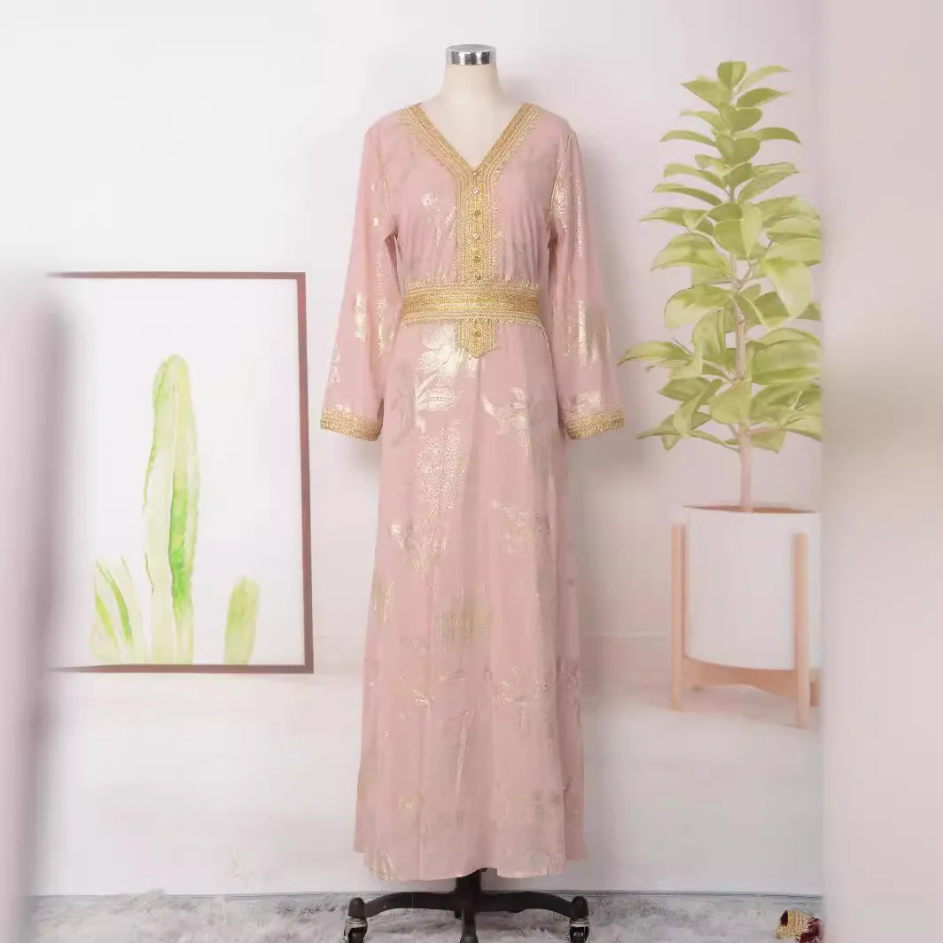 Długa sukienka z dekoltem w serek, brązująca, modna, arabska dubajska szata, nowa kolekcja jesień-zima 2025, odzież damska.