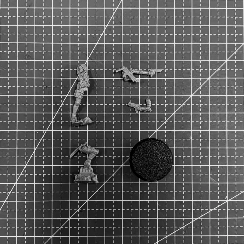 25mm Base Diecast Resin Assembled Model Kit War Game Chess Female Agent with Assault Pistol Unassembled and Unpainted