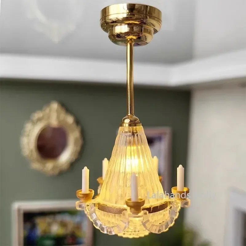 La simulazione di moda dell'articolo per la decorazione di mobili in miniatura della casa delle bambole può essere un lampadario luminoso/accessori per la decorazione della lampada da terra giocattoli