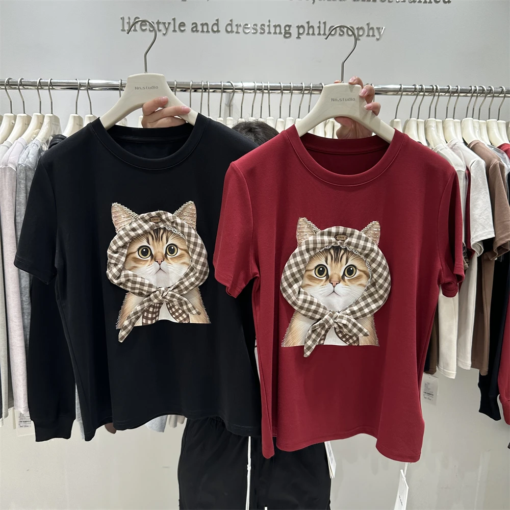 النمط الأوروبي Kawaii س الرقبة قصيرة الأكمام تي شيرت 2025 الخريف جديد الراقية منقوشة وشاح القط فضفاض الحلو لطيف بلايز الإناث