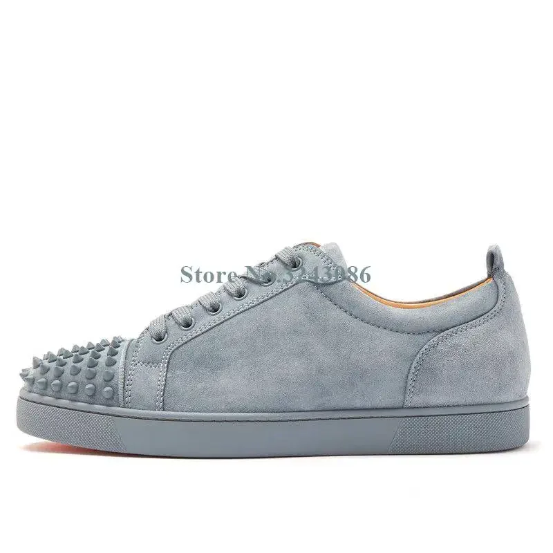 นกยูงสีเขียว Faux Suede Rivet Lace Up Men รองเท้ารอบ Toe สบายแบนรองเท้ามาใหม่ล่าสุดแฟชั่น Casual Spikes รองเท้าผ้าใบ