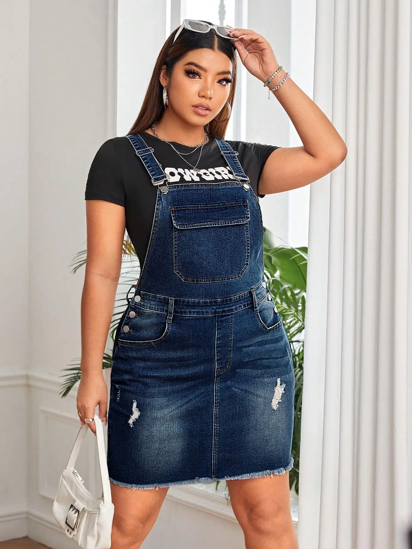 

Джинсовое платье-сарафан больших размеров с эффектом потертости и передним карманом