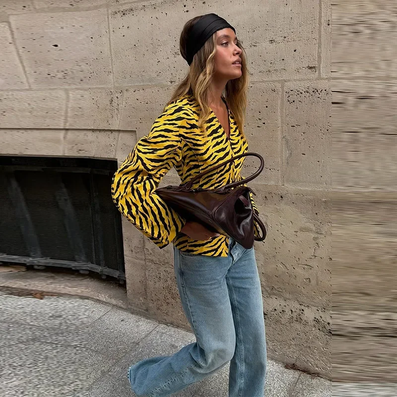Zebra-Muster, tailliert geschnittene Mäntel, Damenmode, V-Ausschnitt, lange Ärmel, mit Schnallen- und Knopfverschluss, mit Paneelen versehen, schmale Jacken, Herbstkollektion, neue Damenoberbekleidung. – Detail 6