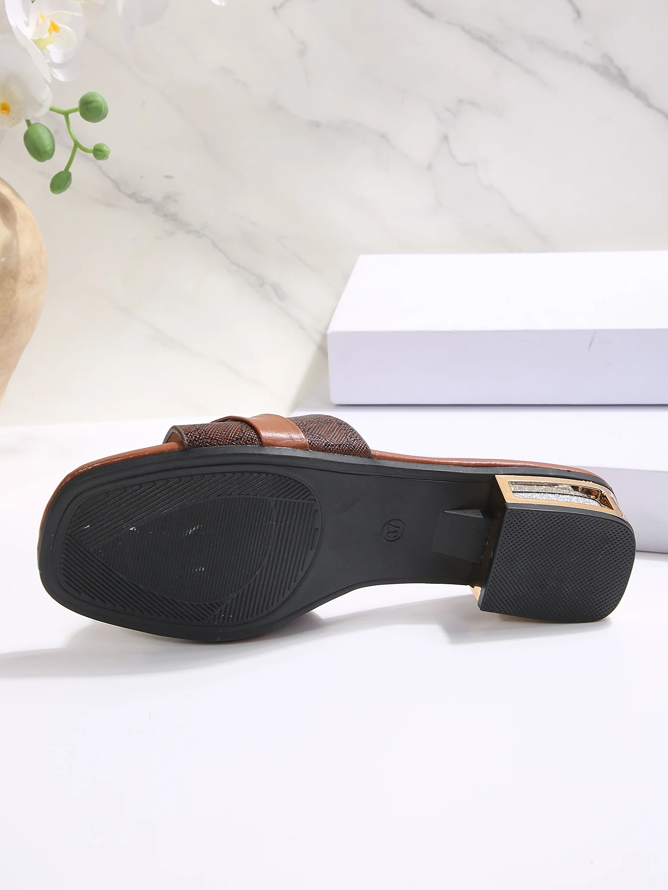 2026 Neue Blockabsatz-Sandalen mit eckiger Zehenpartie zum Hineinschlüpfen, hochwertige, sexy Schnallenschuhe mit hohem Absatz für den Alltag im Büro für Damen – Detail 8