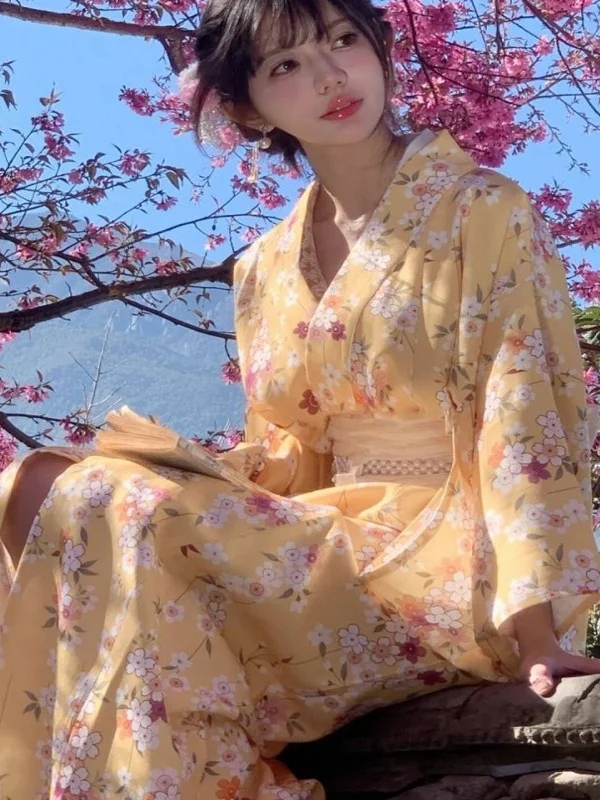 Novo Estilo de Vestido Kimono para Estúdio de Fotoia ao Ar Livre com Design de Flor de Fogo Fresca e Iluminação de Estúdi...