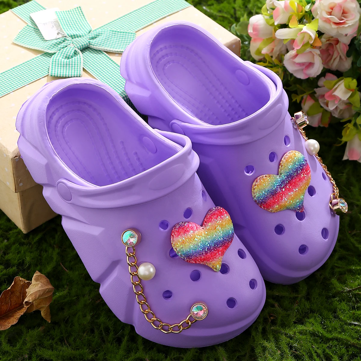 Casual girls clogs with heart decorations, quick-drying, lightweight and non-slip clogs, suitable for indoor and outdoor showers