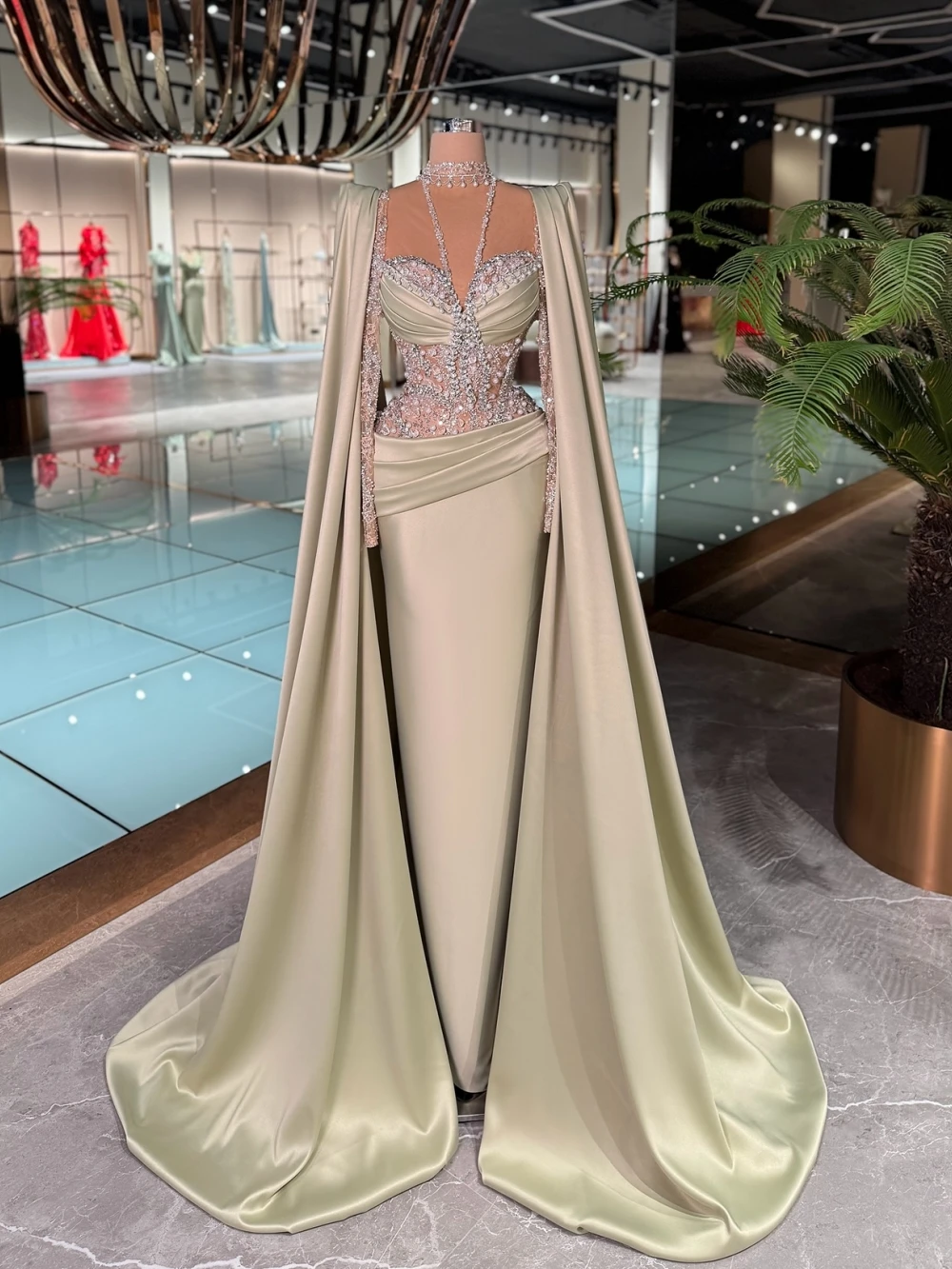 Glinsterende luxe parels kristallen avondjurk dromerige satijnen rechte lange bruiloftsjurk op maat gemaakte galajurken met capemouwen