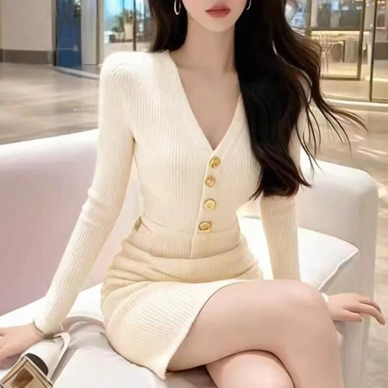 

Long-sleeved Dress V-neck Metal Buckle Cinched Waist Knitted Dress Autumn and Winter Dress Sexy and Fashionable Women's Clothing