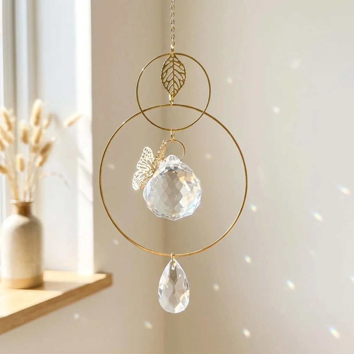 1 pièce d'ornement suspendu en cristal, décoration en forme de prisme, attrape-soleil, style bohème, papillon doré avec motif circulaire, adapté à la décoration intérieure, à la décoration suspendue aux fenêtres, à la décoration suspendue au balcon et à la terrasse, et à divers cadeaux de fêtes.
