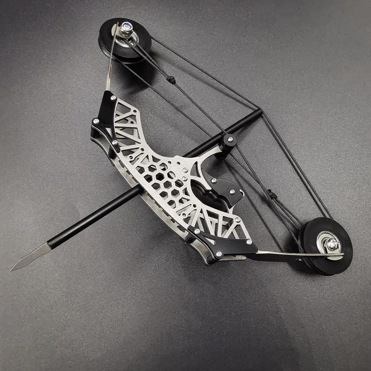

Mini Compound Bow Large Toy Bow Metal with Four Arrows Suitable for Outdoor Hunting Game Entertainment