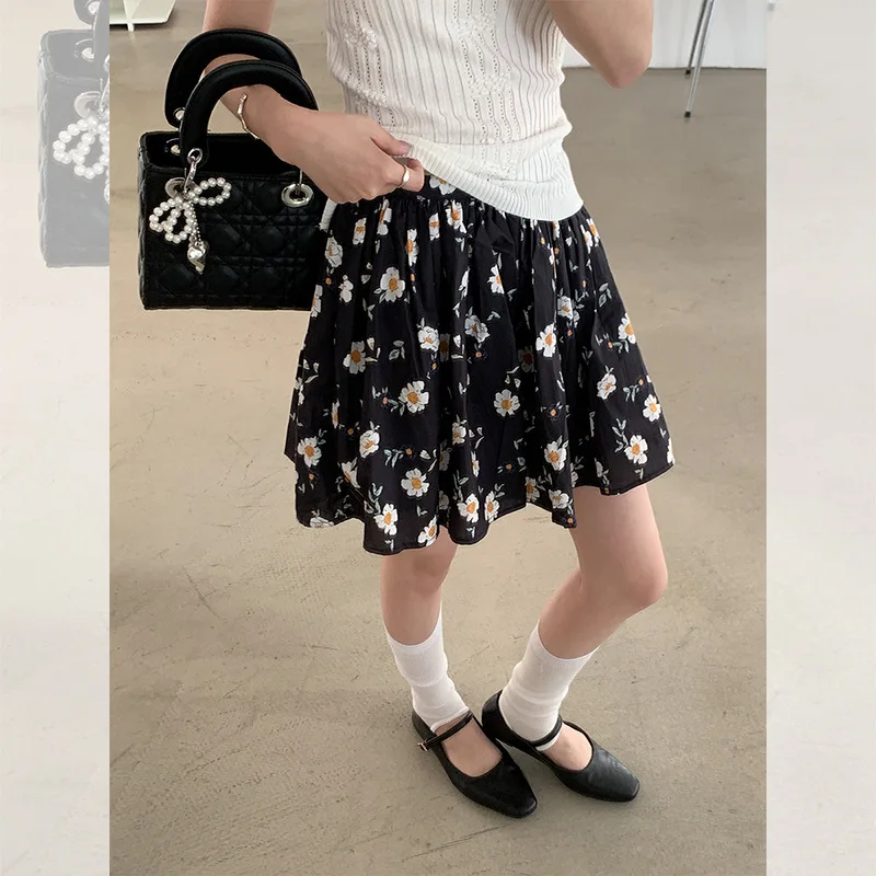 Franse stijl zwarte bloemen korte rok voor dames zomer 2025, nieuwe hoge taille A-lijn elastische taartrok, kleine halve rok