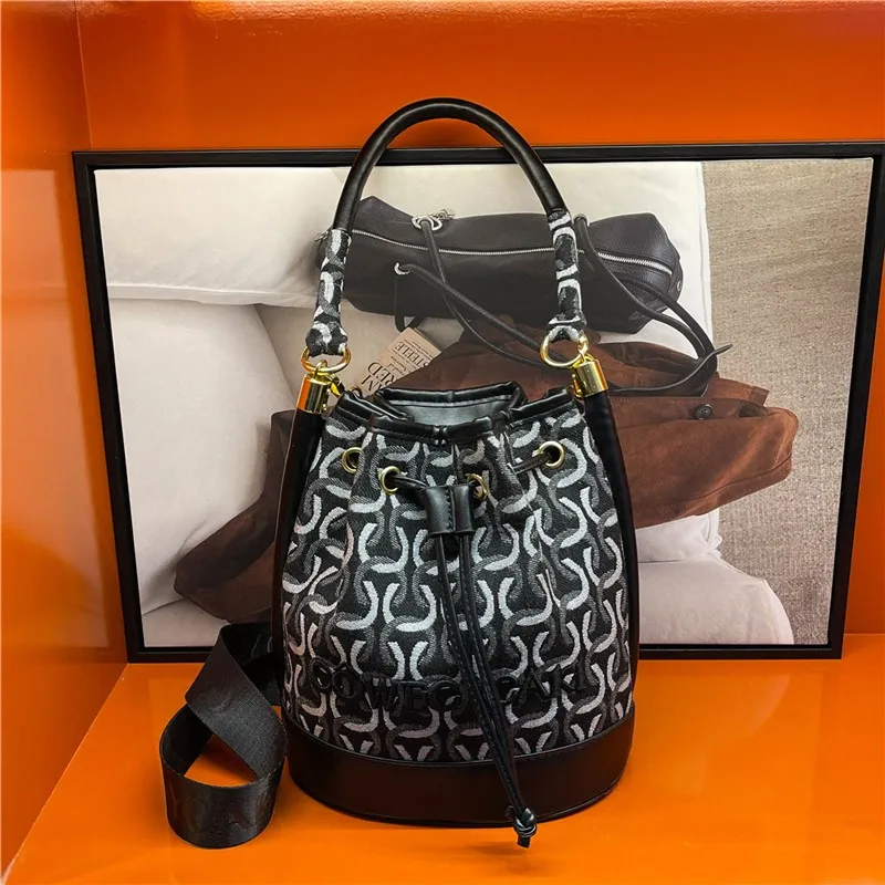 

Универсальная сумка через плечо для исполнителя. Женская многофункциональная сумка, надежная для нескольких настройков и требованиях.