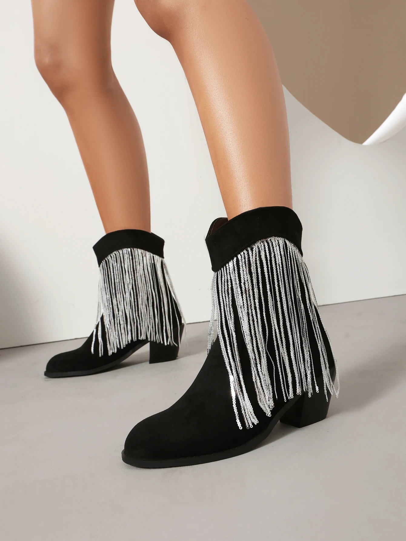 

Черные женские замшевые ботильоны с круглой головкой на толстом каблуке 5 см, украшенные бусинами и кисточками, модные ботильоны в стиле ретро для сцены