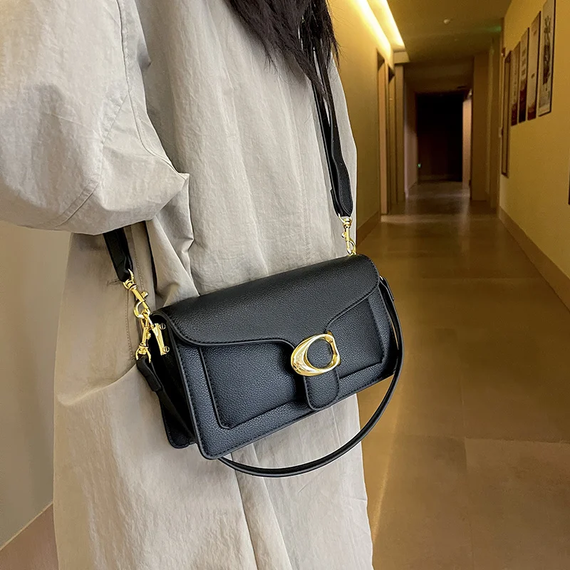 حقيبة مصممة جديدة لعام 2025 - حقيبة كروس ذات نسيج واحد راقية وعصرية ومتخصصة، حقيبة صغيرة كلاسيكية تحت الإبط