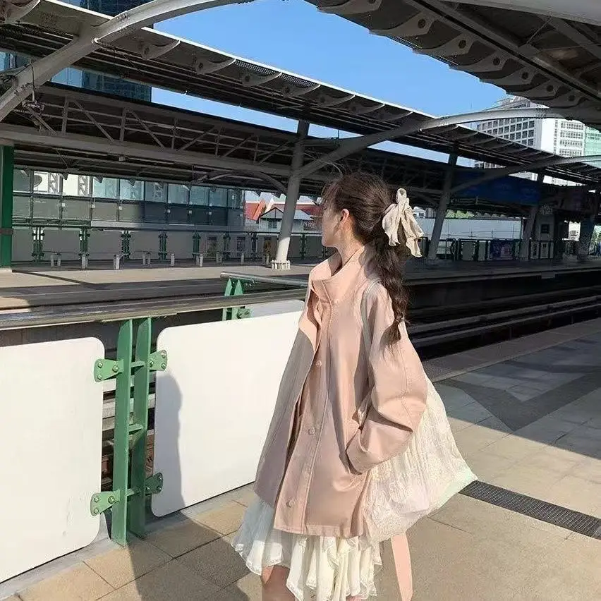 Długi płaszcz trencz damski fioletowy dopasowany z kołnierzykiem, marszczony, ozdobny kołnierzyk, duży, z efektem gniecenia, gradientowy, z elastycznego włókna, w stylu ins.