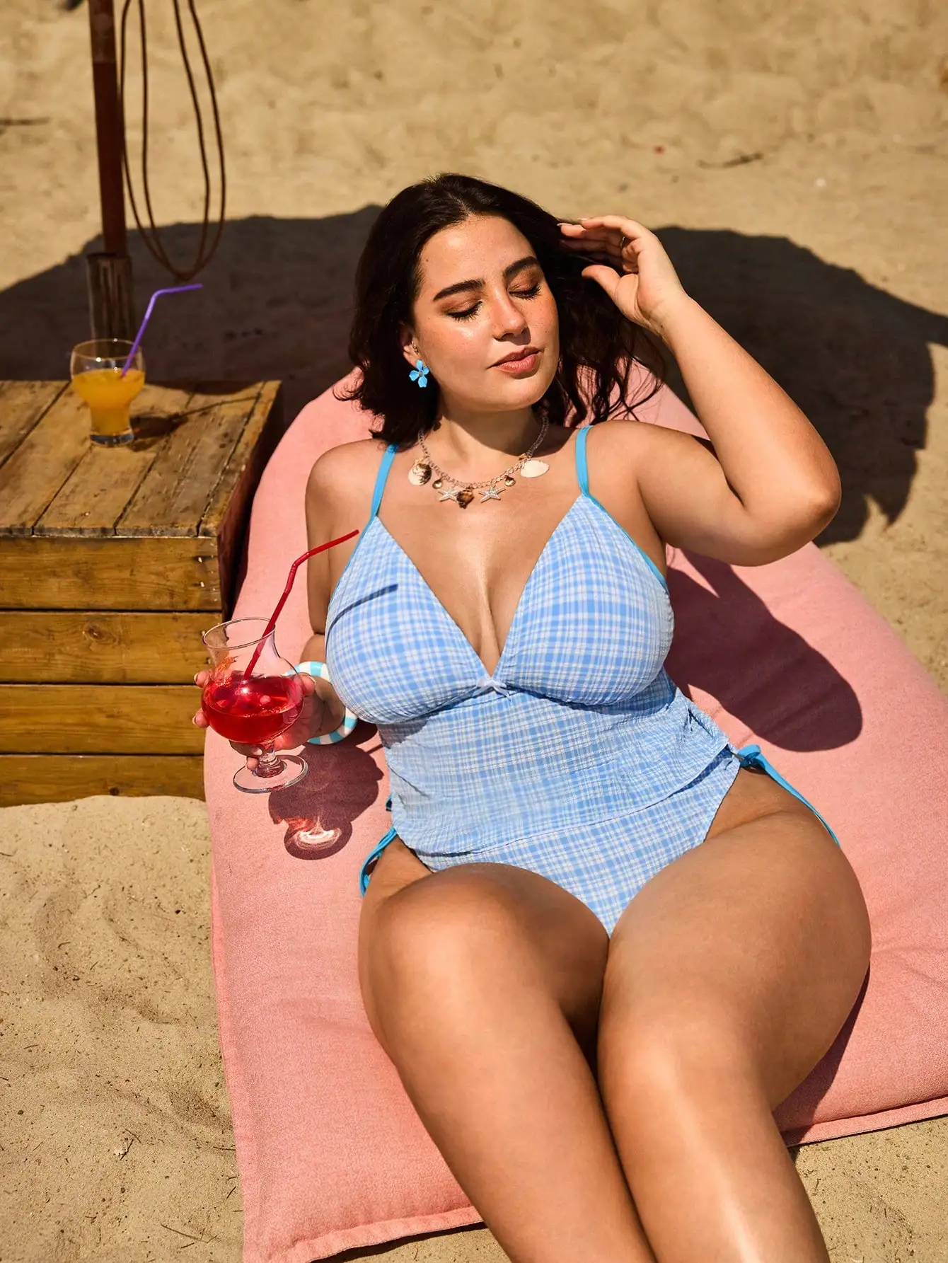 

Симпатичный комплект бикини из двух частей в синюю клетку больших размеров для пляжного отдыха и летних отпусков