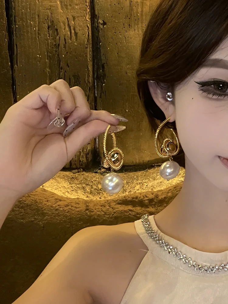 

2024 Autumn Winter New European American Stylish Metal Pearl Earrings Exaggerated Design Fashionable Highend Ear Jewelry